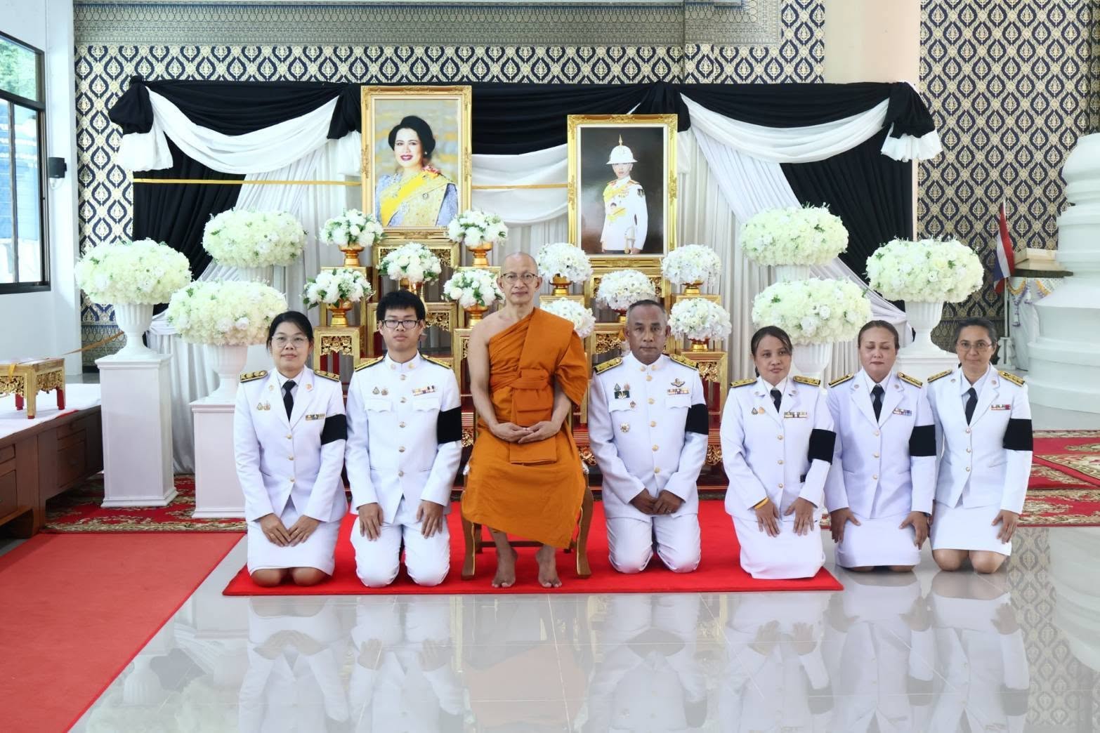 title - วันที่ 15 มิถุนายน 2569                 นางสาวฐิติรัตน์ เต็มเฉื่อย ปฏิรูปที่ดินจังหวัดพังงา พร้อมด้วย ข้าราชการ เจ้าหน้าที่ ส.ป.ก.พังงา เข้าร่วมพิธีบำเพ็ญกุศลสวดพระอภิธรรมอุทิศถวายเป็นพระกุศลแด่ สมเด็จพระเจ้าลูกเธอ เจ้าฟ้าพัชรกิติยาภา นเรนทิราเทพยวดี กรมหลวงราชสาริณีสิริพัชร มหาวัชรราชธิดา ระหว่างวันที่ 13–27 มิถุนายน พ.ศ. 2569  เวลา 16.00 น. ณ ศาลากิตติพรหมวงศ์ วัดประชุมโยธี พระอารามหลวง อำเภอเมืองพังงา จังหวัดพังงา
